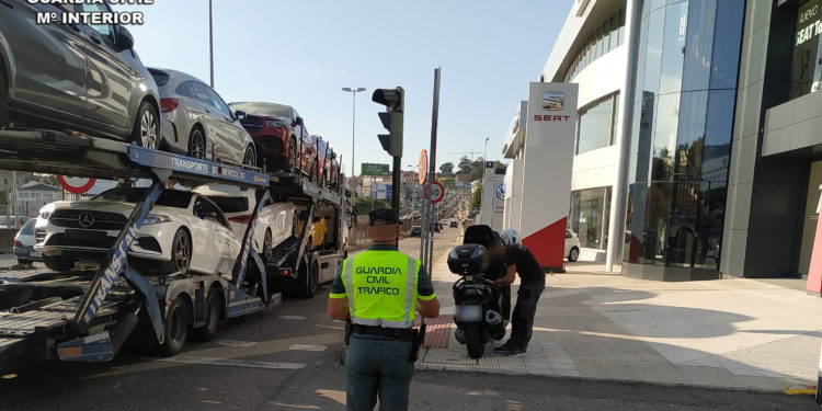 Multan en Vigo a un motorista que usaba el teléfono móvil mientras conducía por la autovía