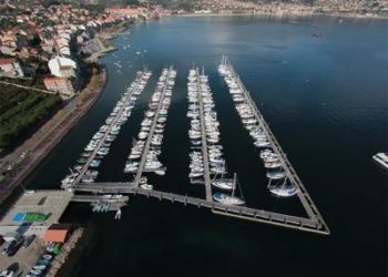 Una persona muere tras ser aplastada por un barco contra un espigón en Moaña