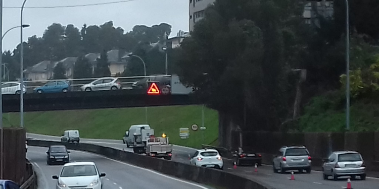 Excarcelan a un conductor tras sufrir un accidente de tráfico en Arquitecto Palacios