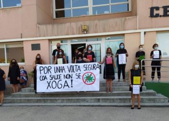 Docentes de Vigo acuden al colegio con la soga (literalmente) al cuello