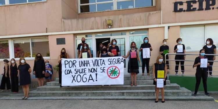 Docentes de Vigo acuden al colegio con la soga (literalmente) al cuello