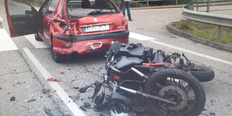 Herido grave un motorista tras una fuerte colisión contra un coche en Vigo