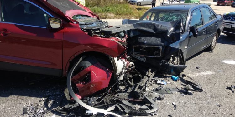 Un muerto y dos heridos en un accidente de tráfico en Os Valos