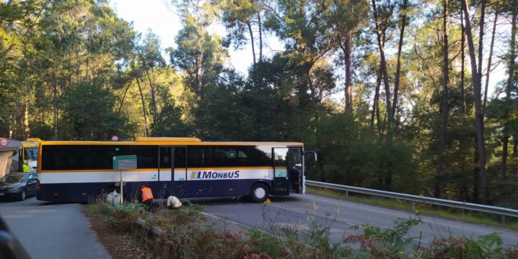 Corte de tráfico en O Porriño al quedarse cruzado un autobús en medio de la vía