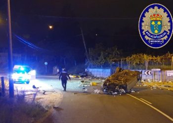 Buscan a los ocupantes de un coche que volcó de madrugada en Redondela