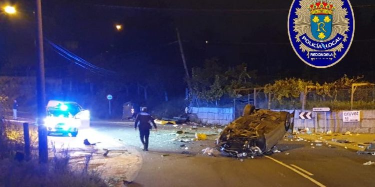 Buscan a los ocupantes de un coche que volcó de madrugada en Redondela