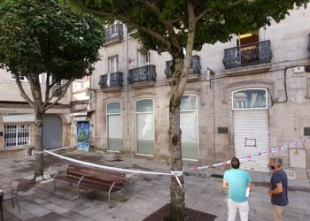 Precintan la Praza da Princesa ante la caída de cascotes en la sede de la Favec