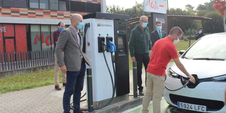 Nigrán estrea a primeira electroliñeira galega de carga rápida situada nun espazo público