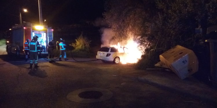 Sofocan un incendio con varias deflagraciones en un coche aparcado en Valladares