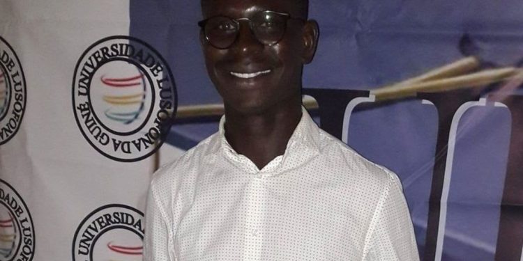 Un vigués activa una campaña para pagar la formación de Jair, un prometedor estudiante guineano