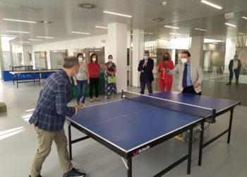 El pabellón de Romil abre sus puertas con cuatro espacios deportivos y transformando la imagen de la zona