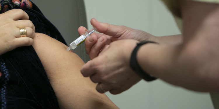 Sanidade refuerza la “importancia” de vacunarse frente a la gripe este año a consecuencia de la Covid-19