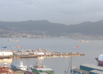 Tempestad en el mar y calma en tierra: el sol y las buenas temperaturas vuelven a Vigo pese a la alerta naranja por olas