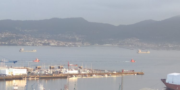 Tempestad en el mar y calma en tierra: el sol y las buenas temperaturas vuelven a Vigo pese a la alerta naranja por olas
