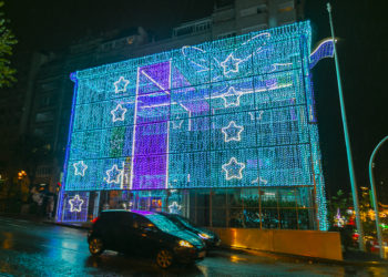 Nuevos cortes de tráfico en la Gran Vía para montar la caja de regalo de Navidad