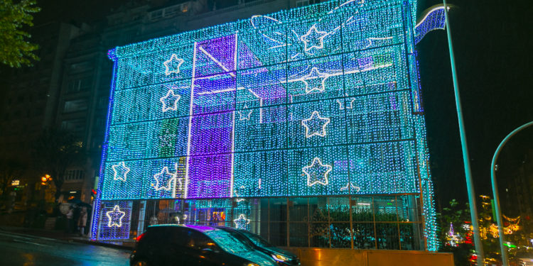 Nuevos cortes de tráfico en la Gran Vía para montar la caja de regalo de Navidad