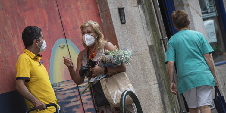 El área sanitaria de Vigo reduce ligeramente los nuevos contagios y amortigua así la subida de casos activos de Covid