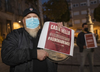 Hosteleros de Vigo confinan sus locales y se echan a la calle: «Es la gota que colma el vaso»