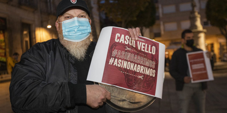 Hosteleros de Vigo confinan sus locales y se echan a la calle: «Es la gota que colma el vaso»