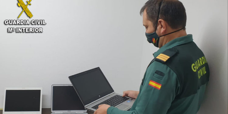 Encuentran en un local de segunda mano de Vigo dos portátiles robados en una empresa de O Porriño