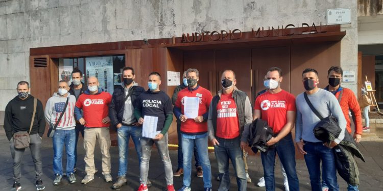 Esixen a destitución de Elena Espinosa pola “nefasta xestión” do servizo de Bombeiros e da Policía Local