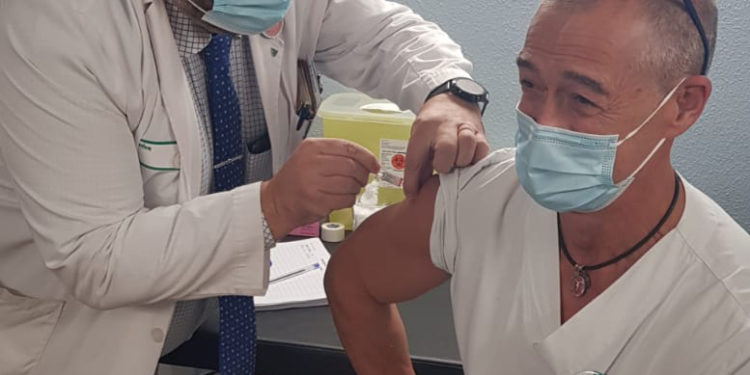 Povisa vacuna a 118 empleados en el arranque de la campaña contra la gripe