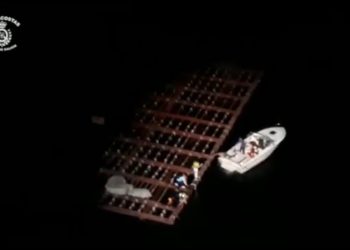 Rescatadas cinco personas tras hundirse su barco y ponerse a salvo en una batea en Domaio