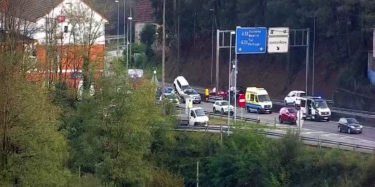 Dos heridos en Mos tras una aparatosa colisión múltiple junto al radar de Los Molinos