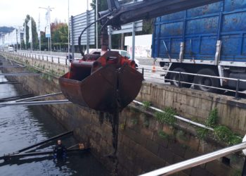El Puerto de Vigo retira más de 9 toneladas de residuos de la dársena de Julio Verne