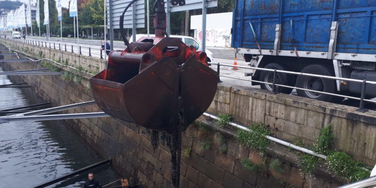 El Puerto de Vigo retira más de 9 toneladas de residuos de la dársena de Julio Verne