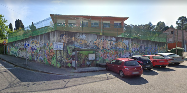 Un colexio de Vigo leva case un mes sen unha docente porque o Sergas non a somete ás probas de Covid