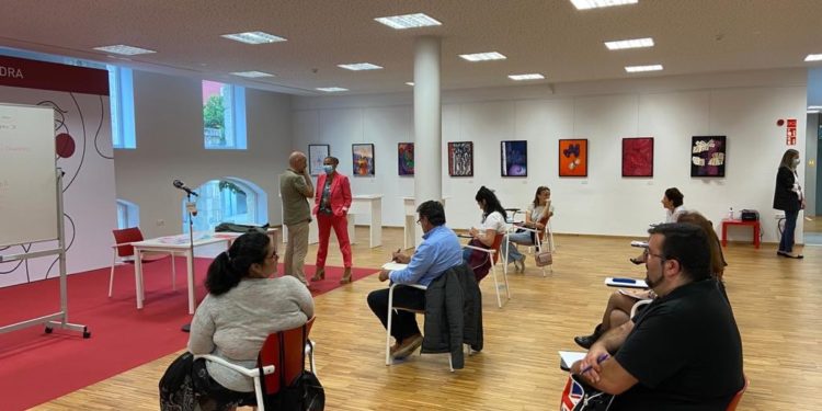 A Escola de Letras segue adiante con novos obradoiros en formato telemático