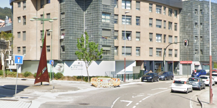 Dos menores fugados intentan robar un móvil en Vigo mientras su dueño hablaba por teléfono