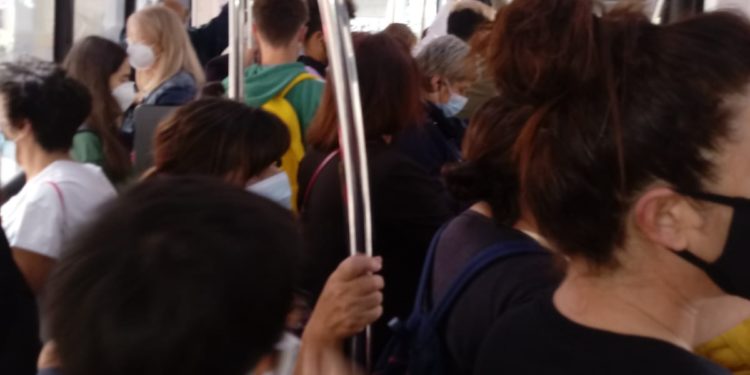 La Policía Local de Vigo interviene en un Vitrasa con exceso de viajeros