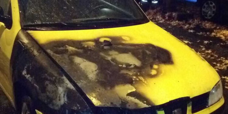 Los bomberos sofocan un incendio en un coche en Vigo