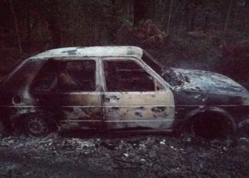 Un incendio calcina por completo un coche en Bembrive