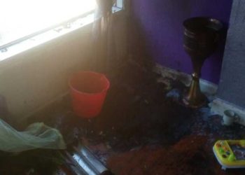 Los bomberos de Vigo sofocan un incendio en un piso de la calle Pizarro