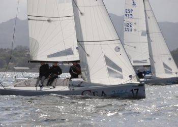 “Pazo de Cea”, del Club Marítimo de Canido, marca el ritmo en la ría