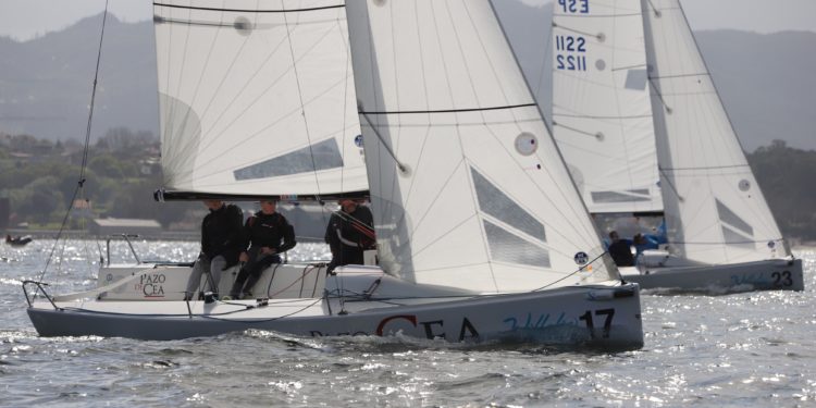 “Pazo de Cea”, del Club Marítimo de Canido, marca el ritmo en la ría