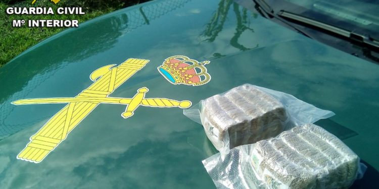 La Guardia Civil detiene a un vecino de  A Cañiza con un kilo de hachís