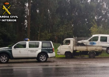 Denuncian al conductor de un camión por transportar una furgoneta sobresaliendo de la zona de carga
