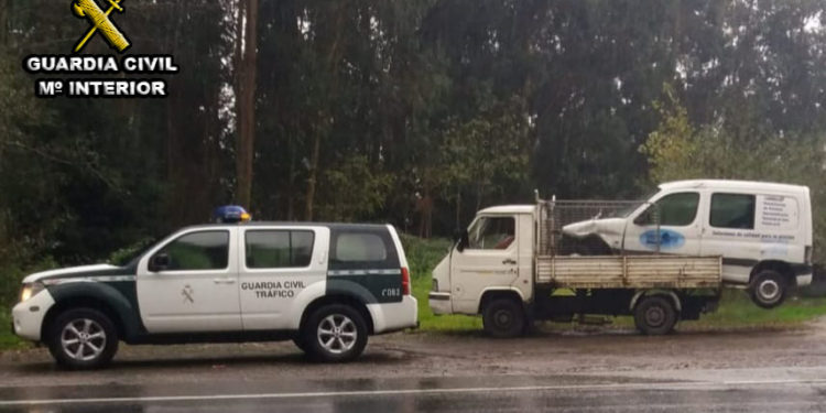 Denuncian al conductor de un camión por transportar una furgoneta sobresaliendo de la zona de carga