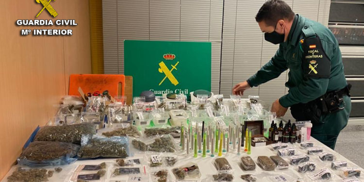 La Guardia Civil detiene a los responsables de una asociación cannábica de Vigo por tráfico de drogas