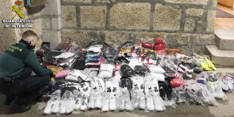 La Guardia Civil se incauta de una partida de ropa y calzado falsificado en Tui
