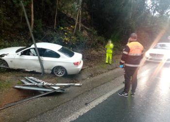 Cuatro heridos al salirse de la vía un coche en Salvaterra