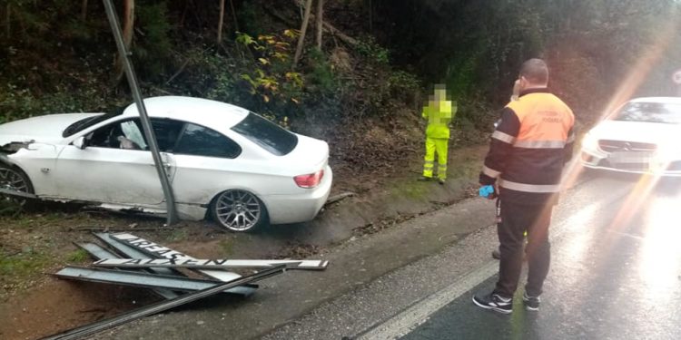 Cuatro heridos al salirse de la vía un coche en Salvaterra