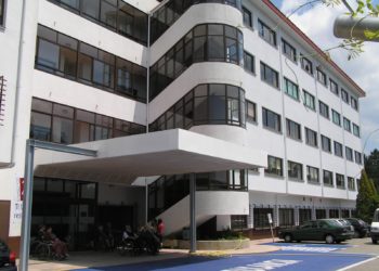 Familias de usuarios de una residencia de Vigo acusan a la Xunta de trasladar a contagiados con Covid y cerrar el acceso