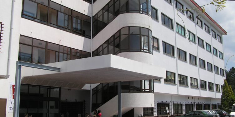 Familias de usuarios de una residencia de Vigo acusan a la Xunta de trasladar a contagiados con Covid y cerrar el acceso