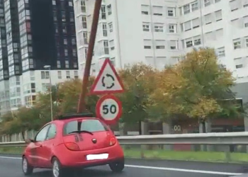 La Policía localiza a un conductor grabado cuando circulaba por Vigo con un mástil «pinchado» en su coche