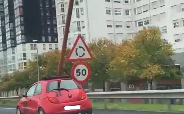 La Policía localiza a un conductor grabado cuando circulaba por Vigo con un mástil «pinchado» en su coche